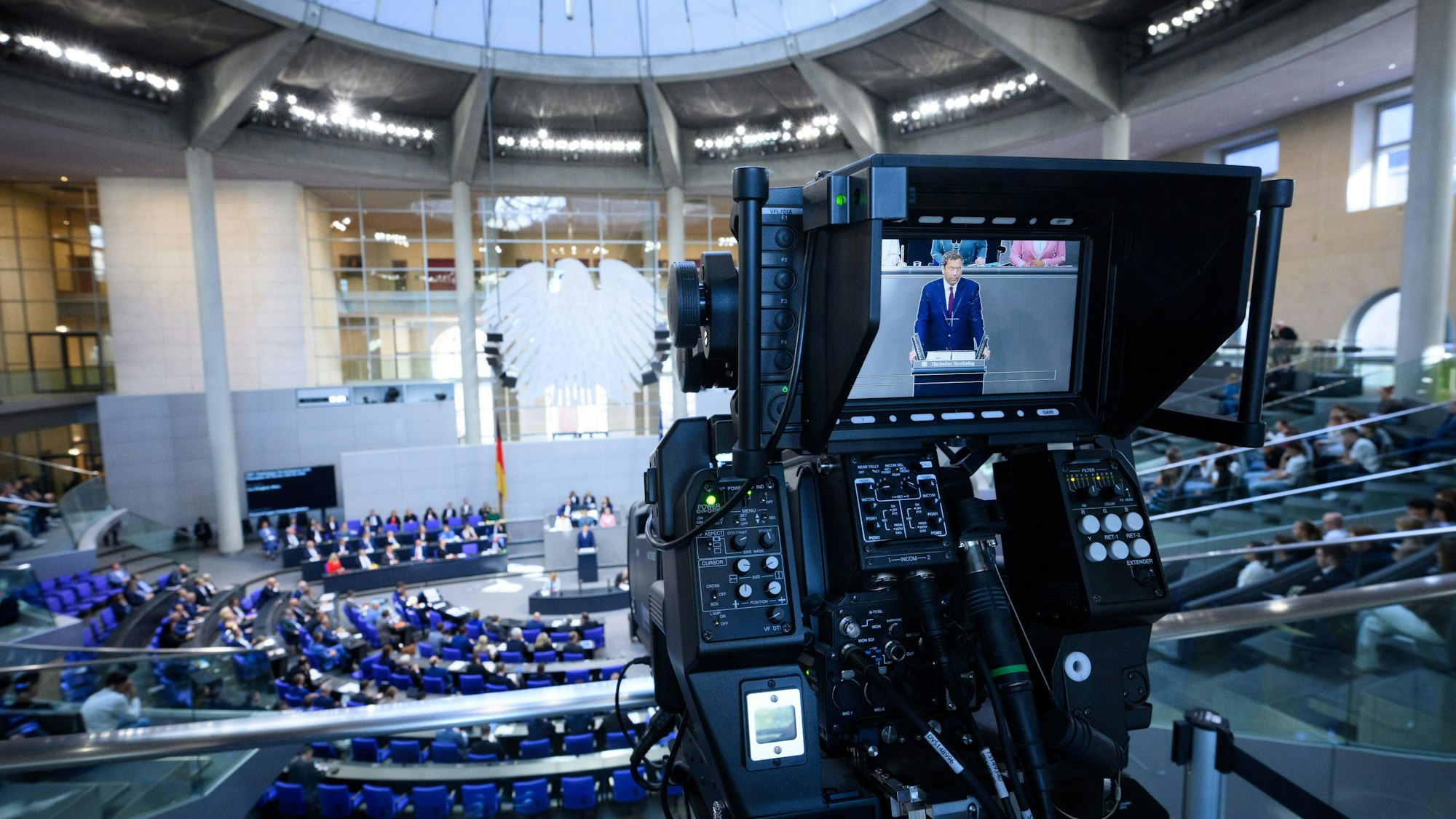 Berlin: Lars Klingbeil (SPD), Bundesminister der Finanzen, spricht in der 26. Plenarsitzung der 21. Legislaturperiode im Deutschen Bundestag. In der sogenannten Haushaltswoche des Bundestages geht das Parlament die Einzeletats der Ministerien für den Bundeshaushalt 2026 durch.
