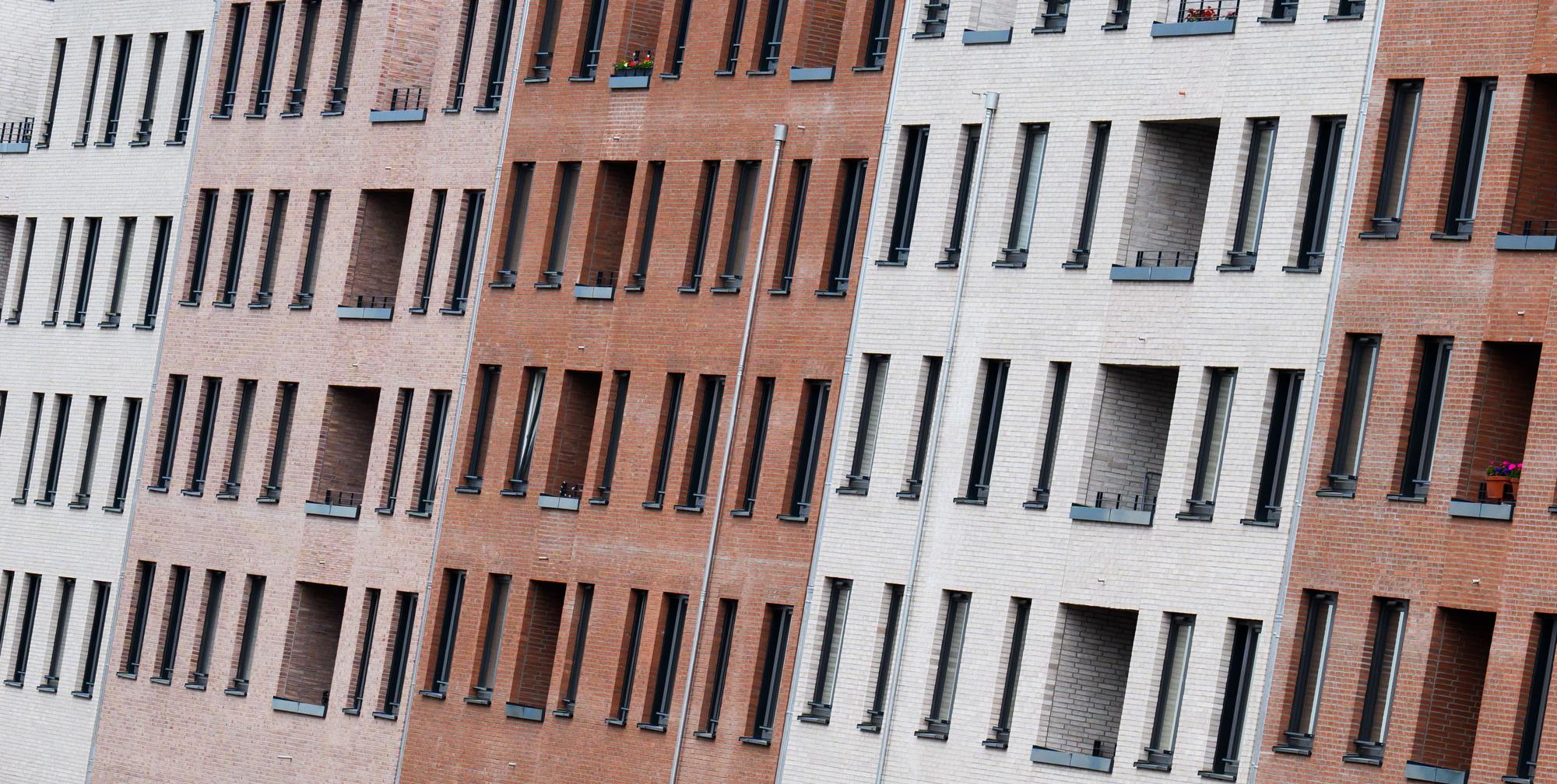Neu gebaute Mehrfamilienhäuser stehen in einem Neubaugebiet.