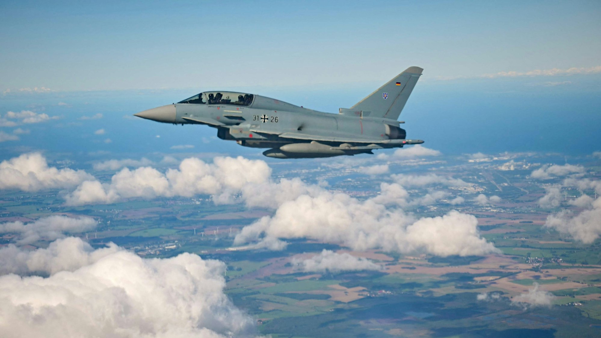 Ein deutscher Eurofighter bei einem Demonstrationsflug über Mecklenburg-Vorpommern.