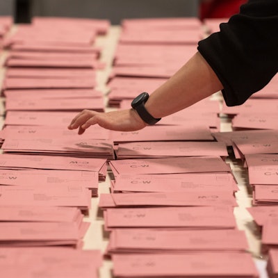Briefwahlstimmen liegen zur Auszählung auf einem Tisch.