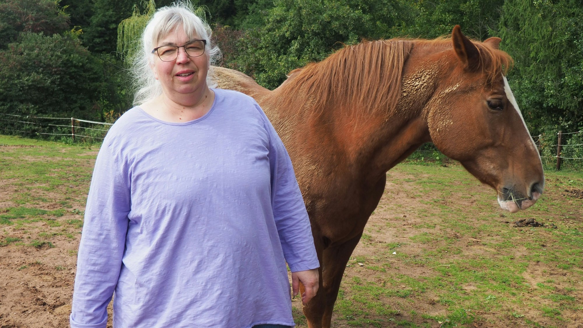 Corina-Nicole Wolff-Pfister steht neben einem ihrer Pferde.