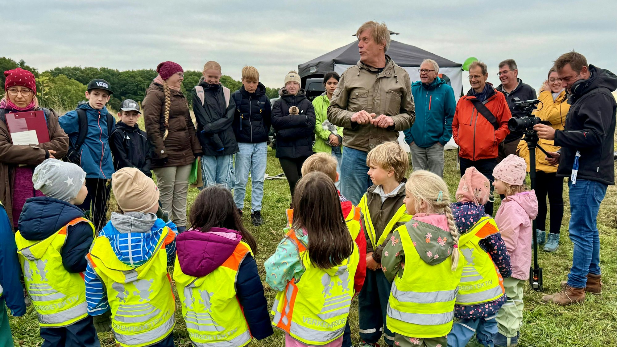 Norbert Schaffrath (Mitte), Unternehmer und Kuratoriumsvorsitzender, hieß die Kinder willkommen.
