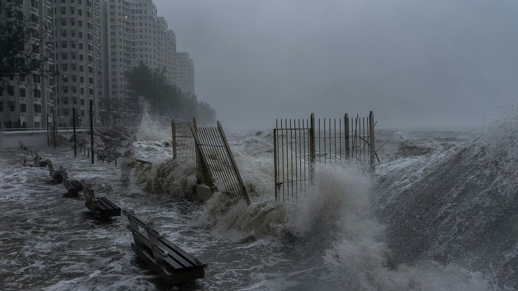 Wellen schlagen gegen die Uferpromenade von Hongkong, während sich der Taifun Ragasa nähert.