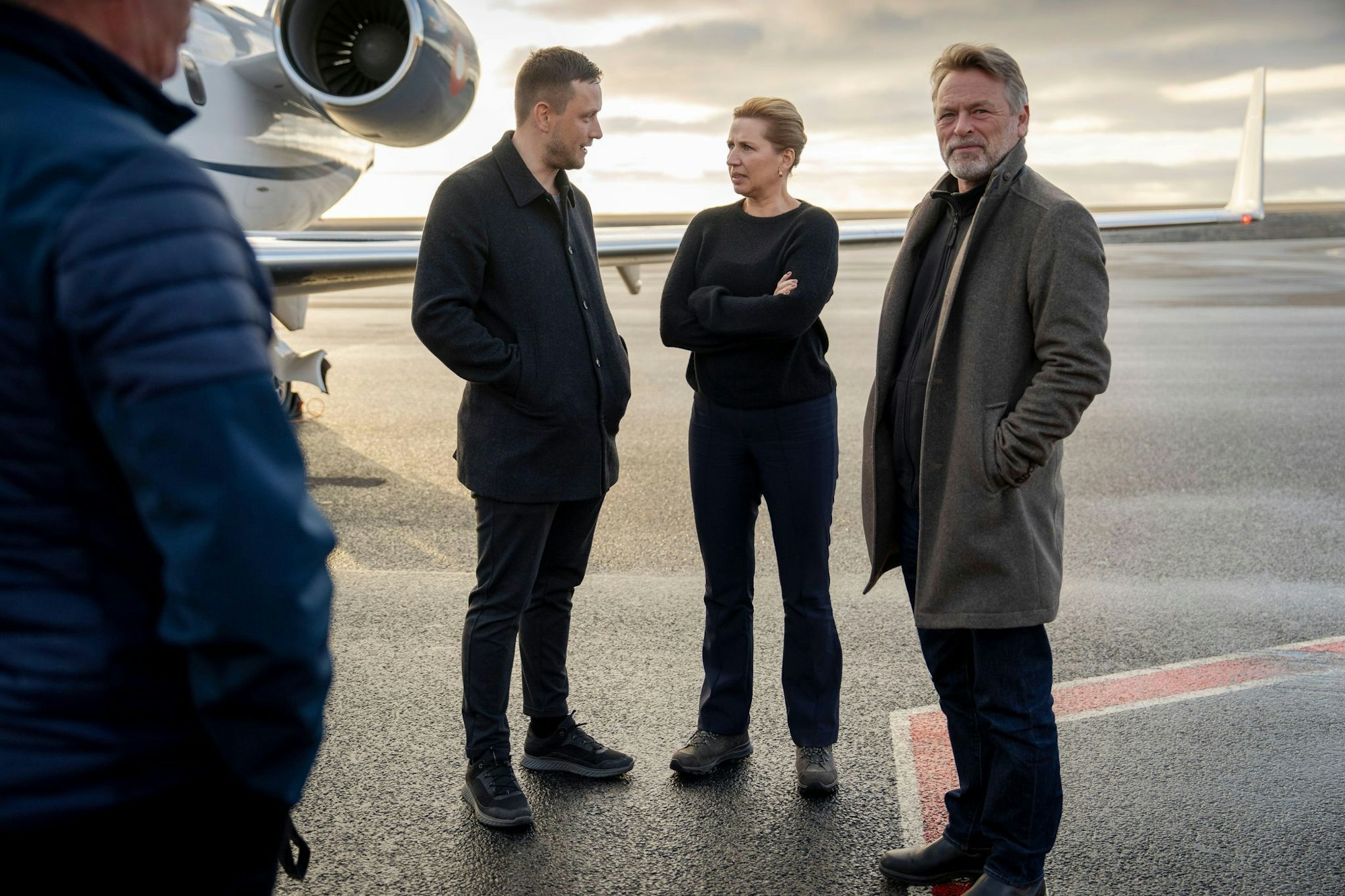 Der grönländische Regierungschef Jens-Frederik Nielsen (links) begrüßte die dänische Ministerpräsidentin Mette Frederiksen und ihren Ehemann Bo Tengberg am Dienstagabend in Nuuk.