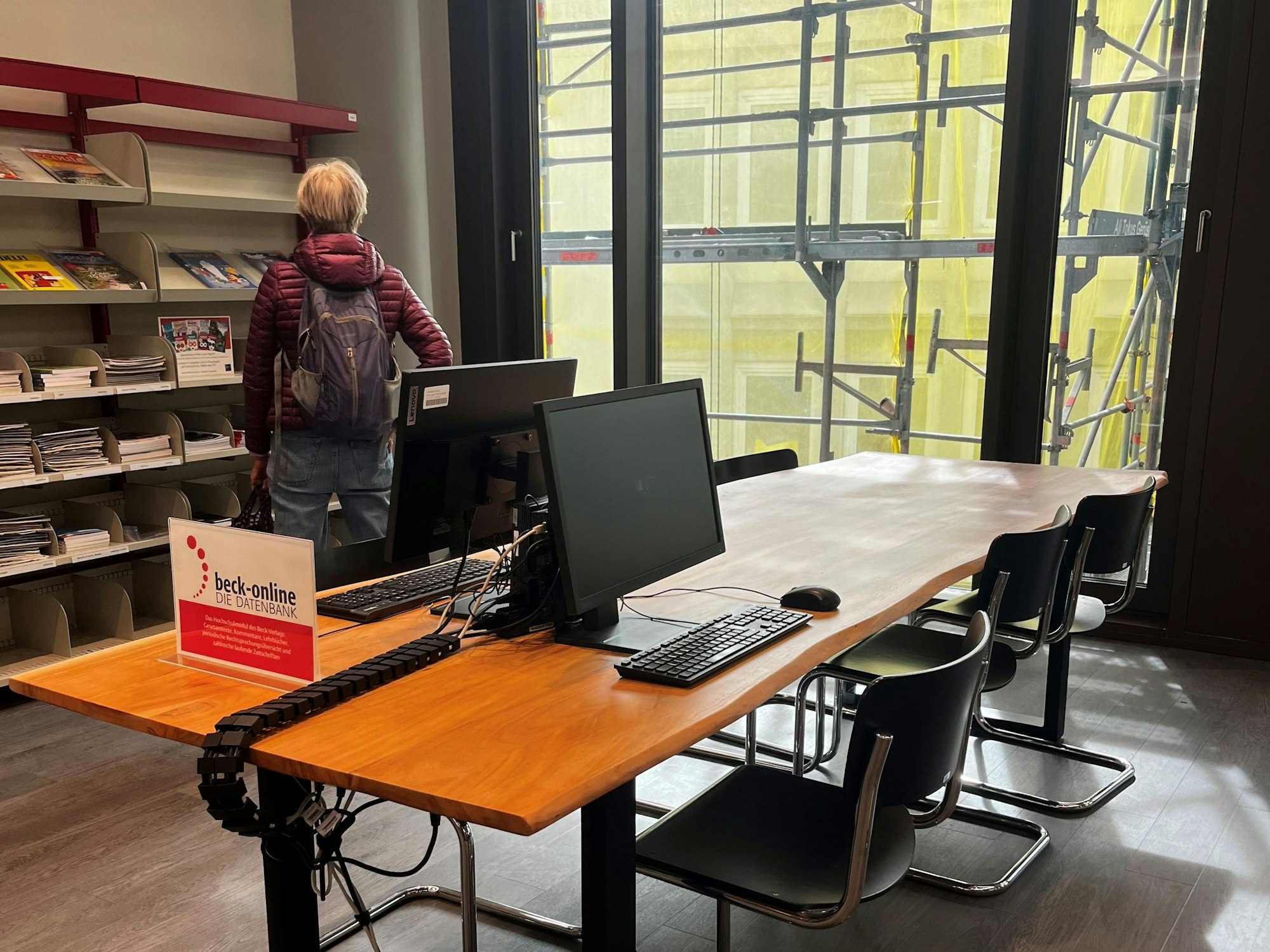 Die neuen „Community Table“ geben Raum für Gruppen im Interim der Zentralbilbiothek.
