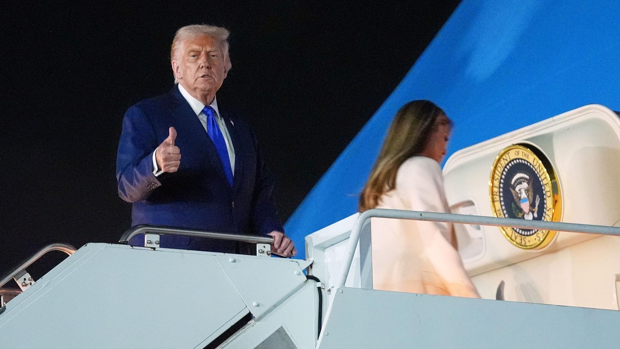 US-Präsident Donald Trump und First Lady Melania Trump steigen am John F. Kennedy International Airport in die Air Force One.
