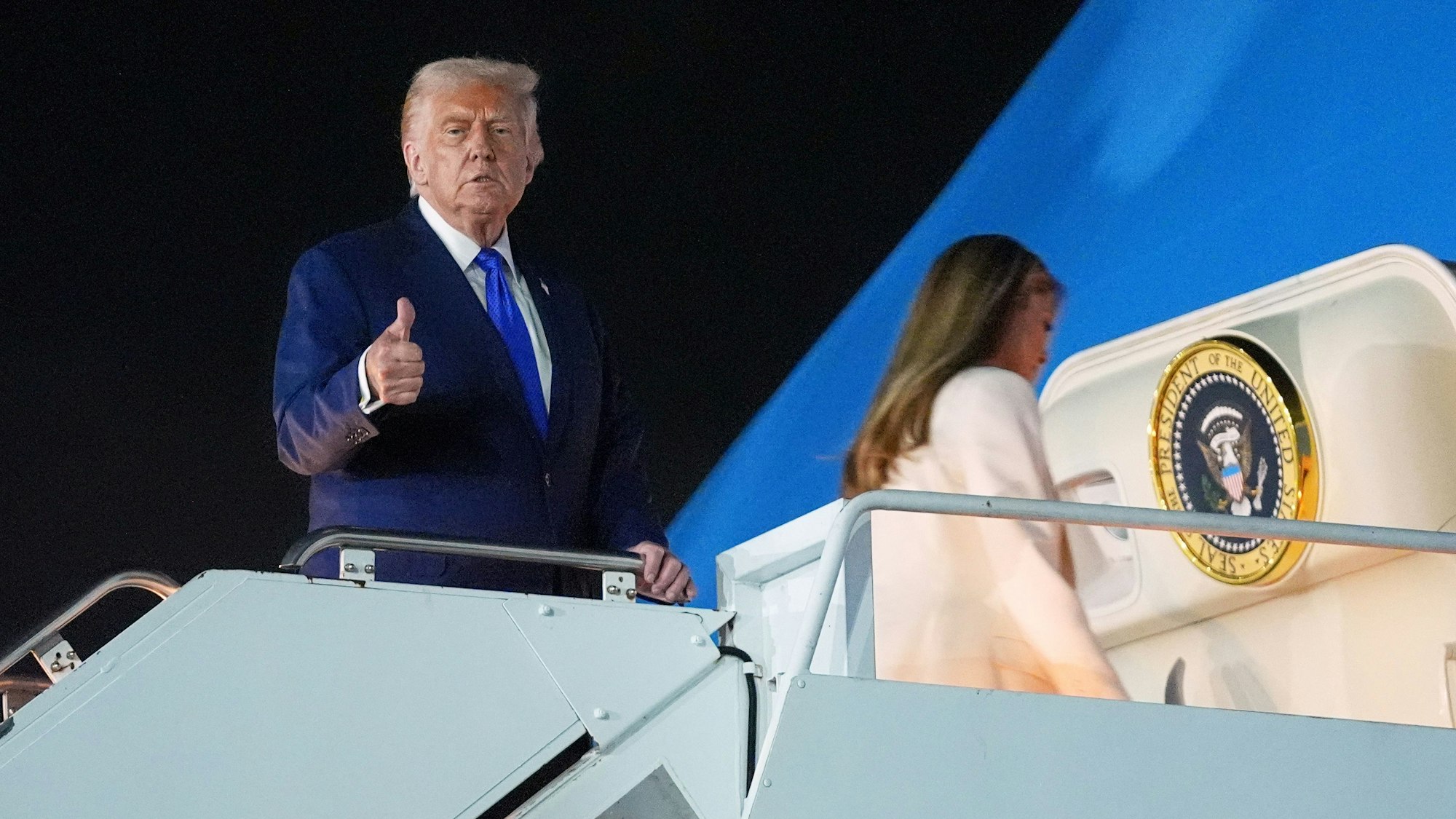 US-Präsident Donald Trump und First Lady Melania Trump steigen am John F. Kennedy International Airport in die Air Force One.