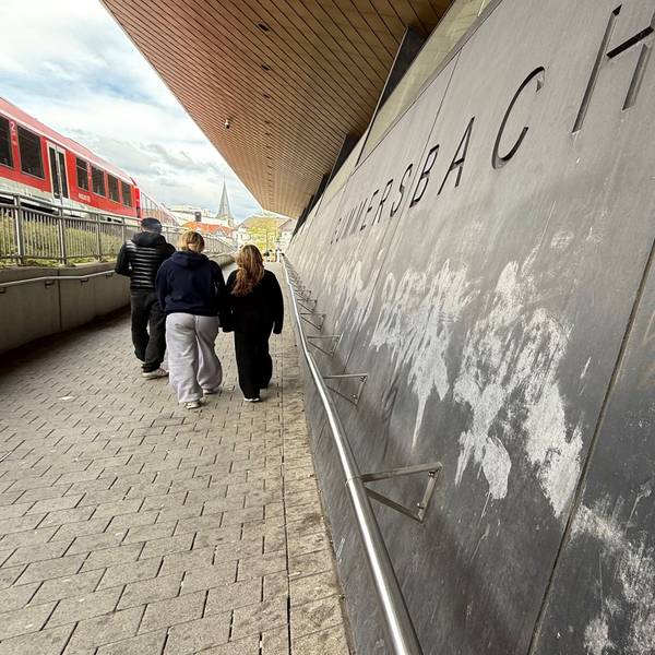 Die Wand am Gummersbacher Bahnhof ist voll mit Graffiti.
