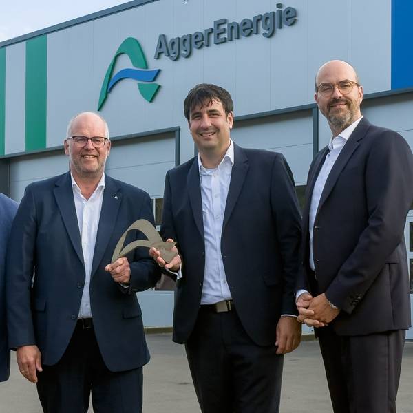 Ein Gruppenfoto vor dem Gebäude der Aggerenergie.