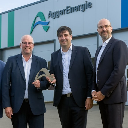 Ein Gruppenfoto vor dem Gebäude der Aggerenergie.