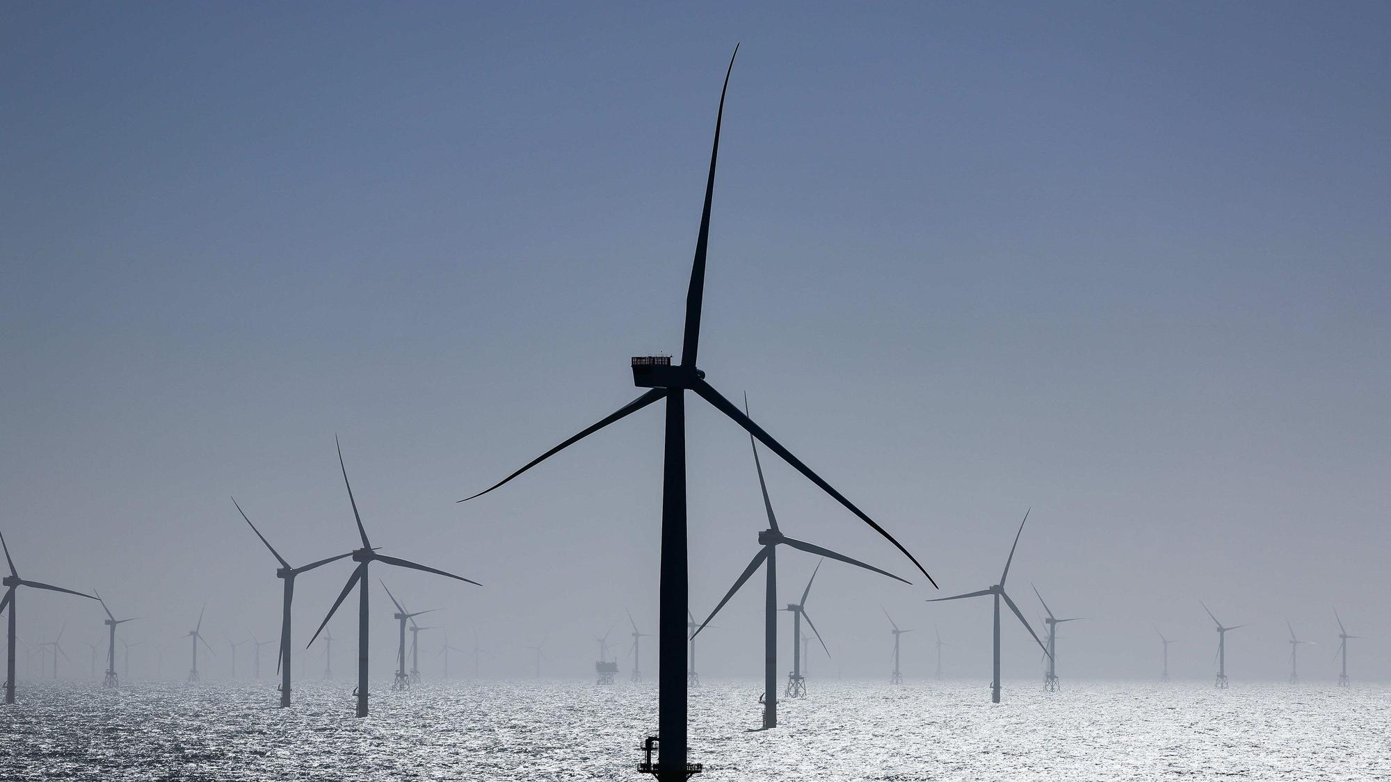 Zahlreiche Windräder sind rund 35 Kilometer nördlich der Insel Helgoland zu sehen.