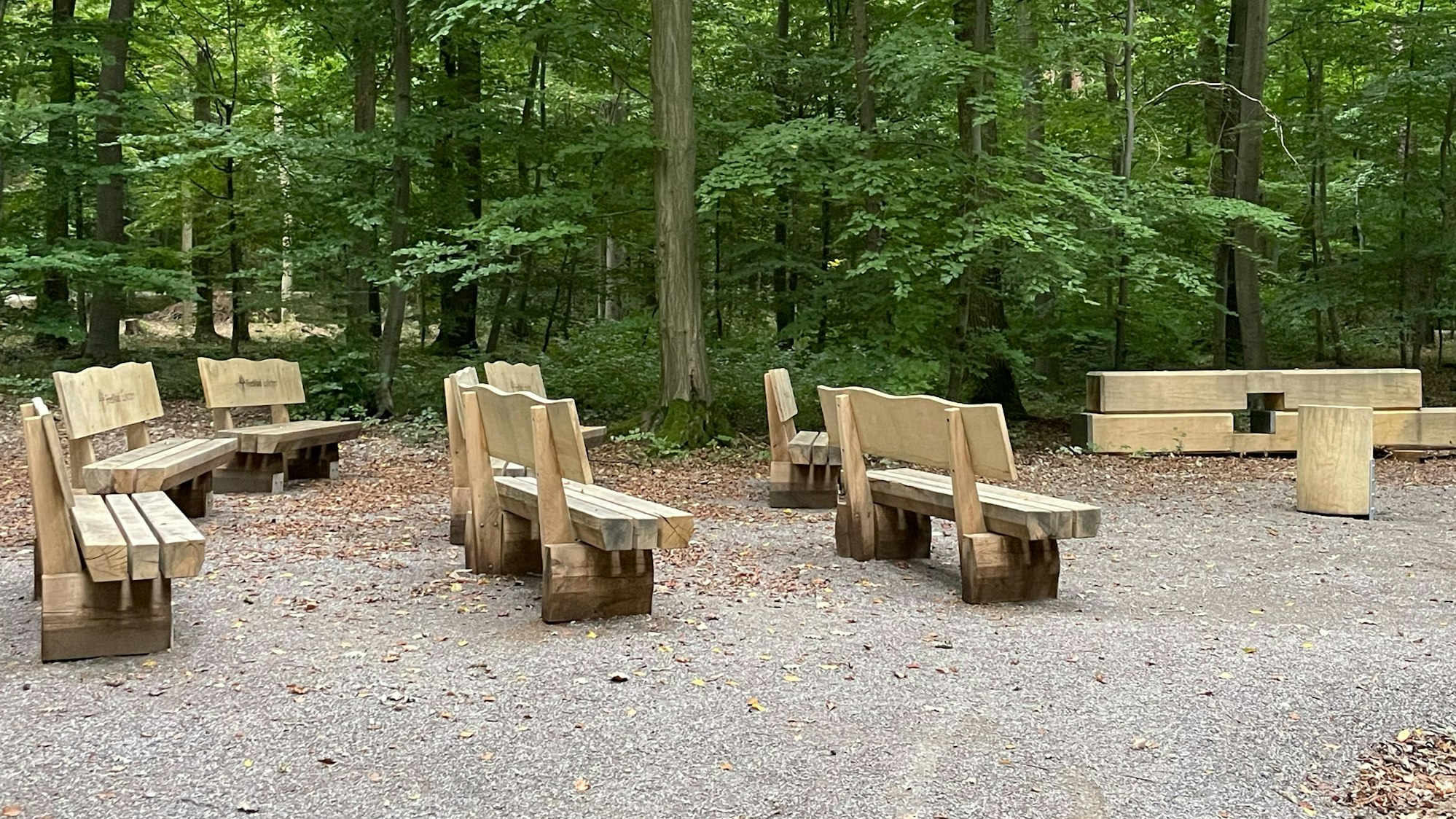 Auf dem Bild sind acht Holzbänke zu sehen.