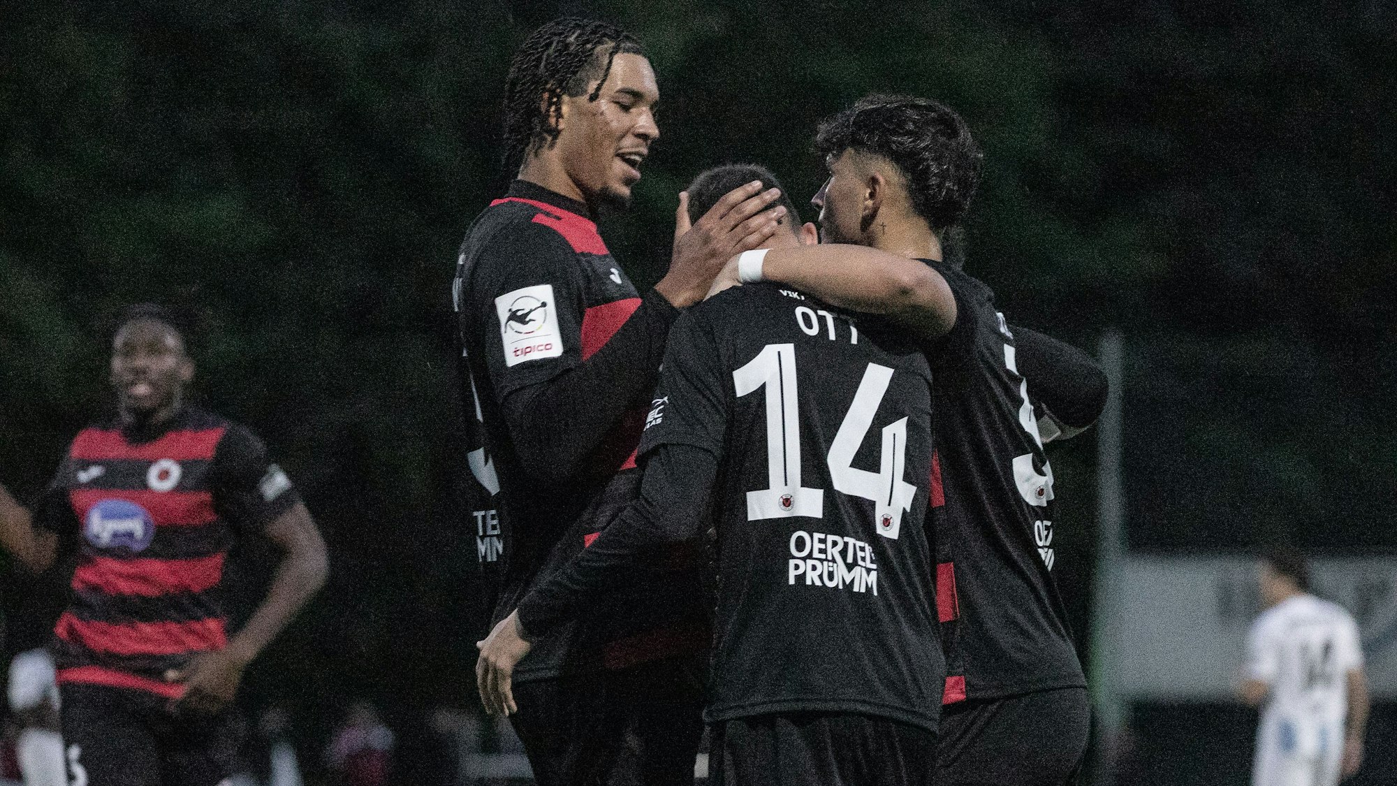 Jubel bei Viktoria Kölns Doppeltorschützen Raphael Ott (Nummer 14)