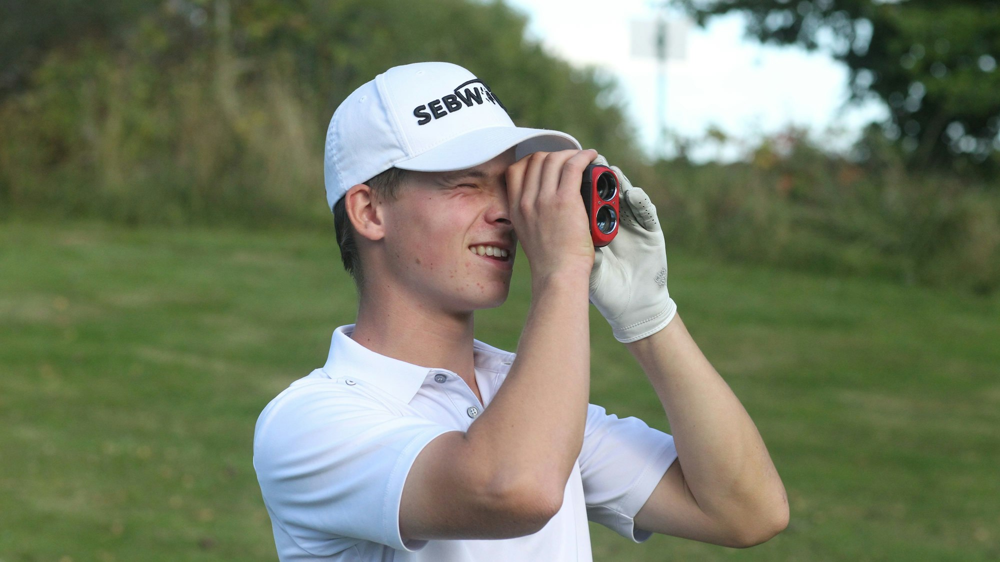 Mit dem Laser-Entfernungsmesser kann Tim Brohl exakt den Abstand zur Fahne ermitteln.