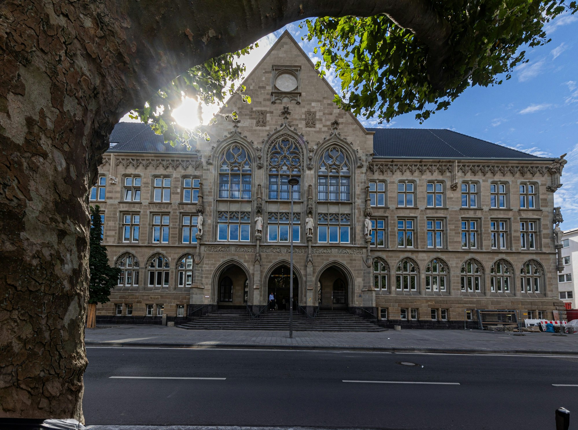 Die ehemalige Handelshochschule beherbergt heute das Hansa-Gymnasium.