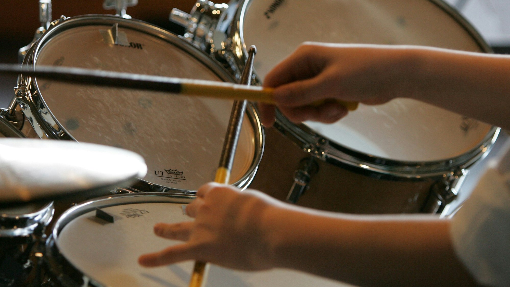 Ein Teilnehmer des Wettbewerbes "Jugend musiziert" (JuMu), spielt am Samstag (10.03.2007) an seinem Schlagzeug in der Kategorie "Pop-Drumset" in der Musikhochschule Hannover.