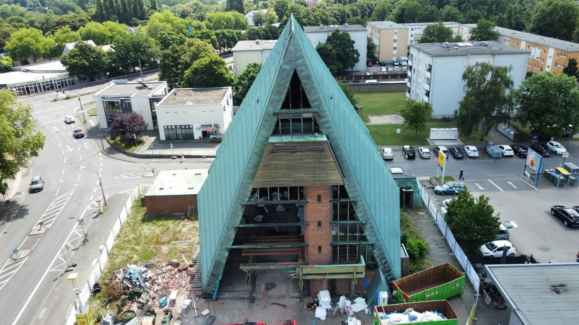 Abriss der bereits entweihten Kirche St. Johannes Evangelist in Köln-Stammheim für ein GAG-Neubauvorhaben.