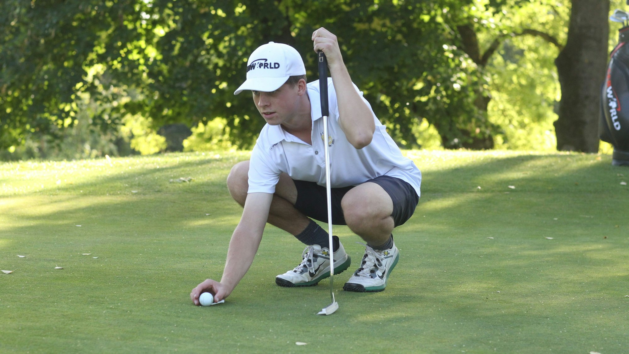 Wie die Profis weiß der junge Mann schon genau, den Ball und die Strecke auf dem Grün einzuschätzen.
