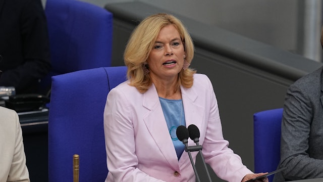 Julia Klöckner spricht im Bundestag während der Debatte in der Haushaltswoche für den Bundeshaushalt für 2026.
