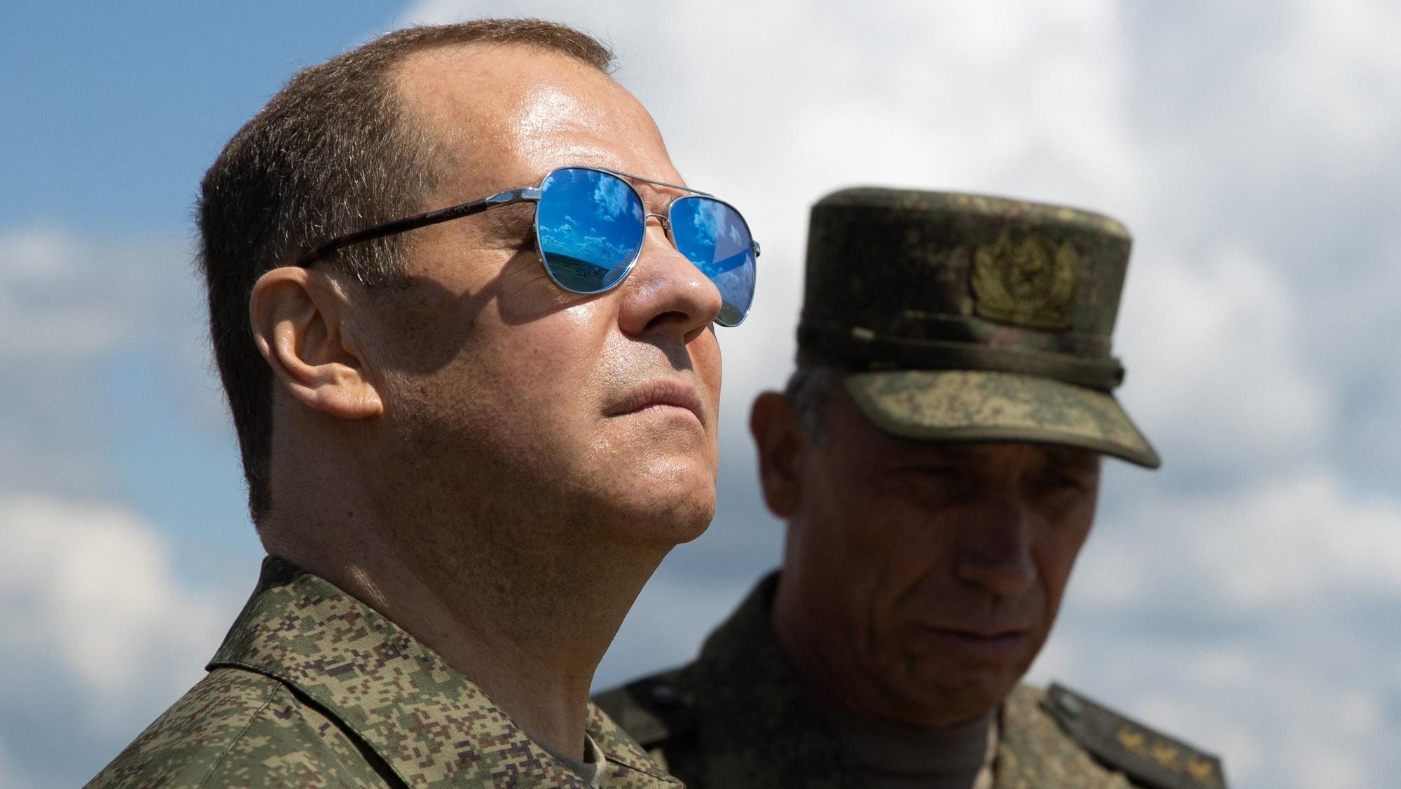 Dmitri Medwedew bei einer Militärübung. Der ehemalige Kremlchef hat den jüngsten Kurswechsel von US-Präsident Donald Trump mit hämischen Worten kommentiert. (Archivbild)