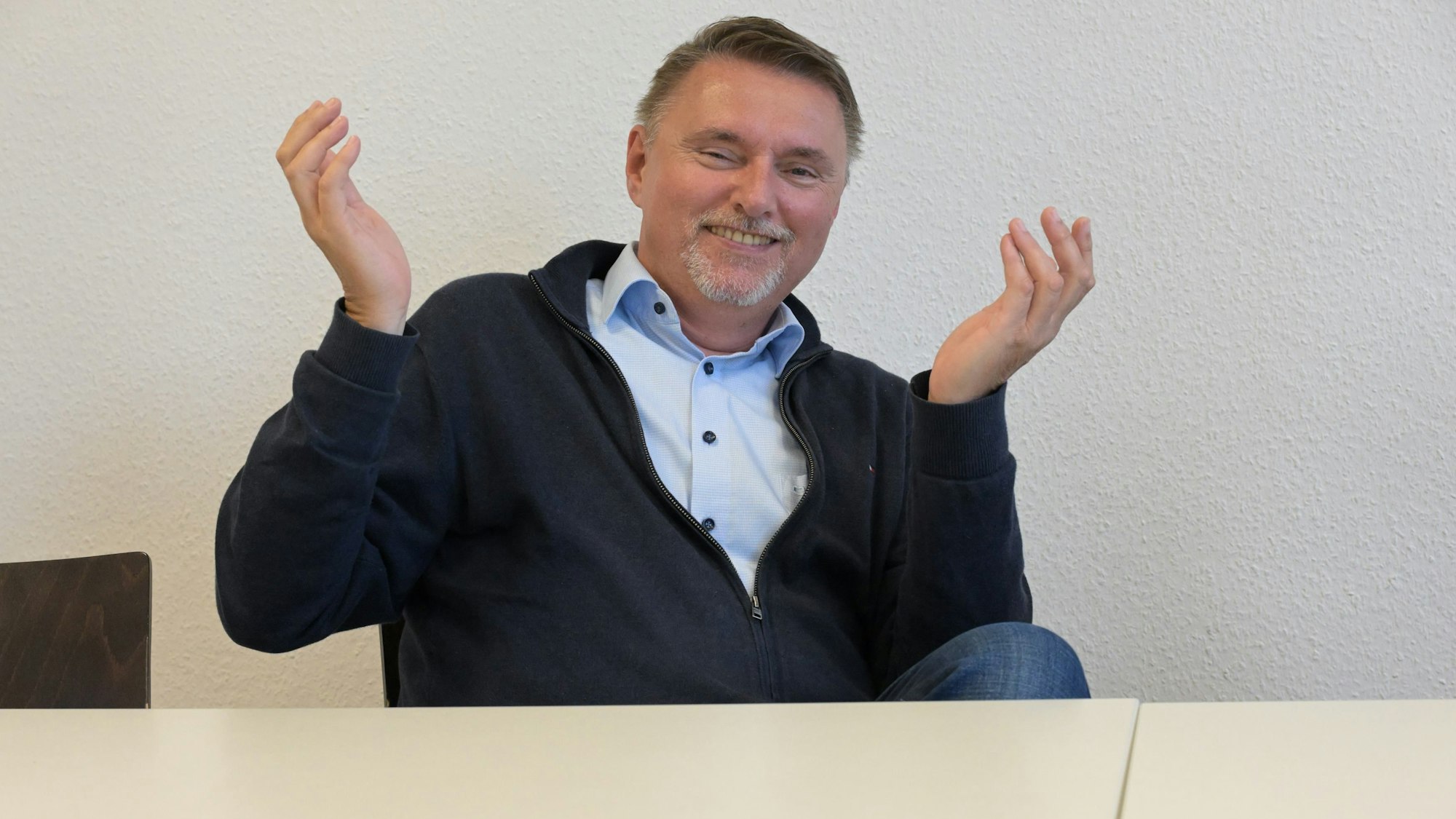 Michael Eyer sitzt an einem Tisch.