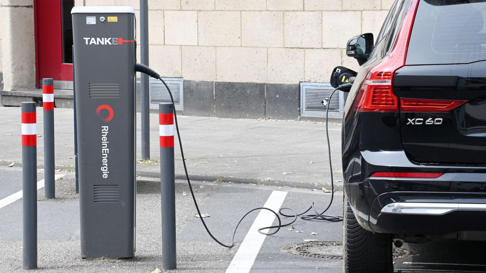 Ein E-Auto steht am Straßenrand, um die Batterie an einer Ladestation aufzuladen. (Archivbild)