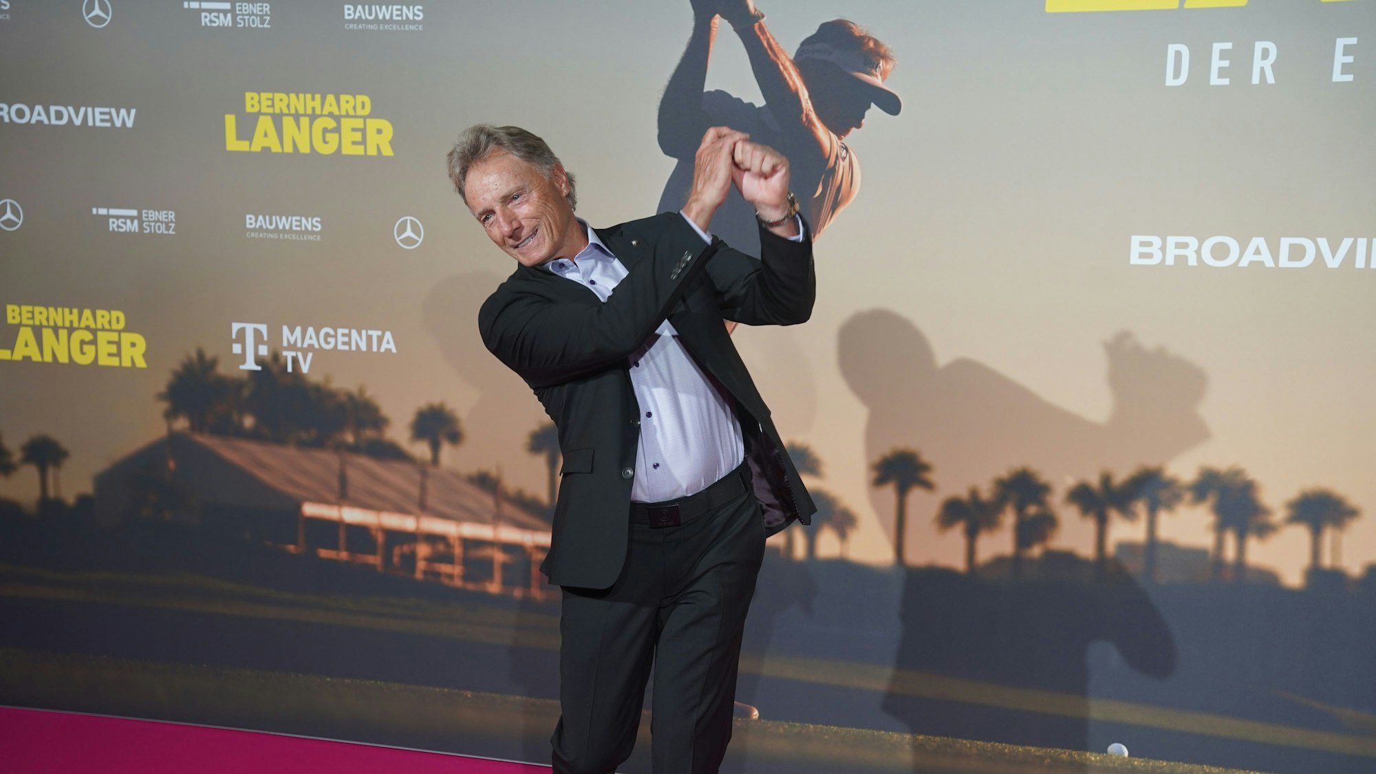 Den Schwung hat er immer noch drauf: Bernhard Langer auf dem roten Teppich in Köln.