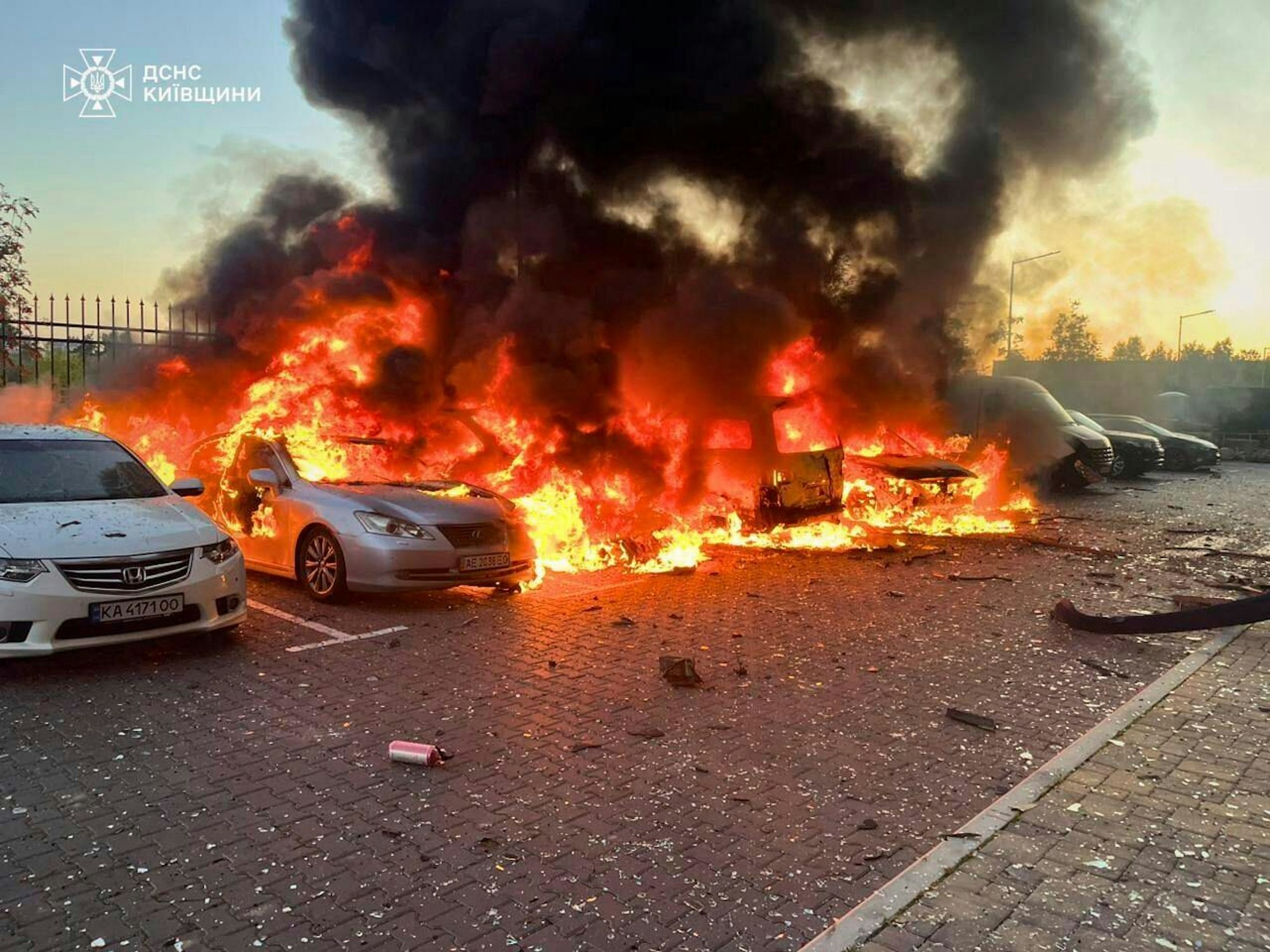 Auf diesem Foto des ukrainischen Katastrophenschutzes vom Samstag, 20. September 2025, sieht man brennende Autos nach einem russischen Angriff in der Region Kiew.