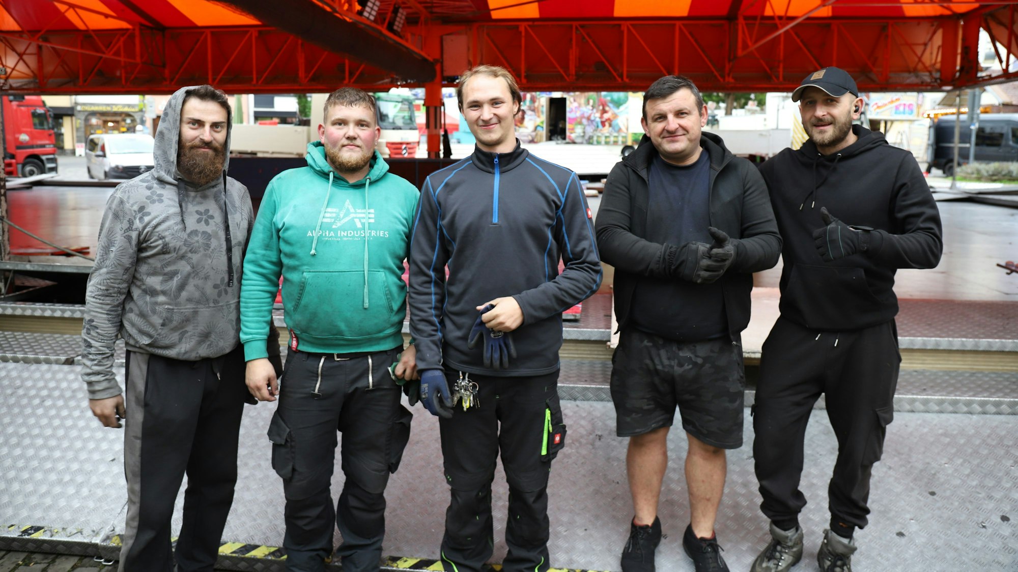 Ludwig Barth (M.) setzt auf Freunde, 2.v.l. Jan-Luca Steinhauer und seine georgischen Mitarbeiter Ako Parava (l.), Girogio Gegehipze (2.v.r.) und Temuri Kbilashvili.