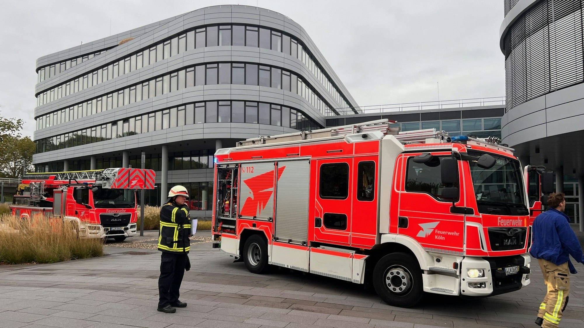 Die Feuerwehr war mit mehreren Löschfahrzeugen vor Ort.
