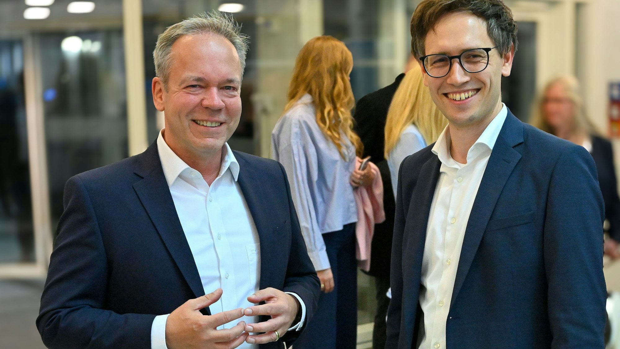 Klaus Grootens und Sven Lichtmann stehen im Kreishaus nebeneinander.
