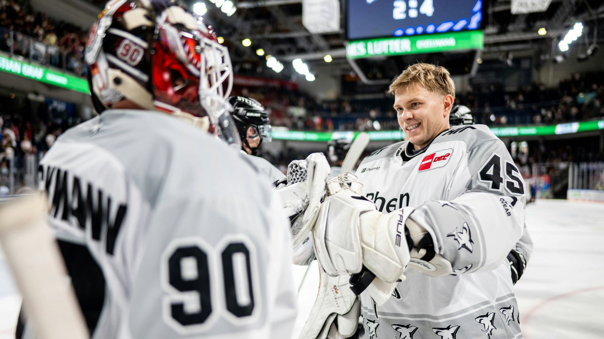 Tobias Ancicka (r.) und Felix Brückmann freuen sich über den Sieg in Nürnberg.