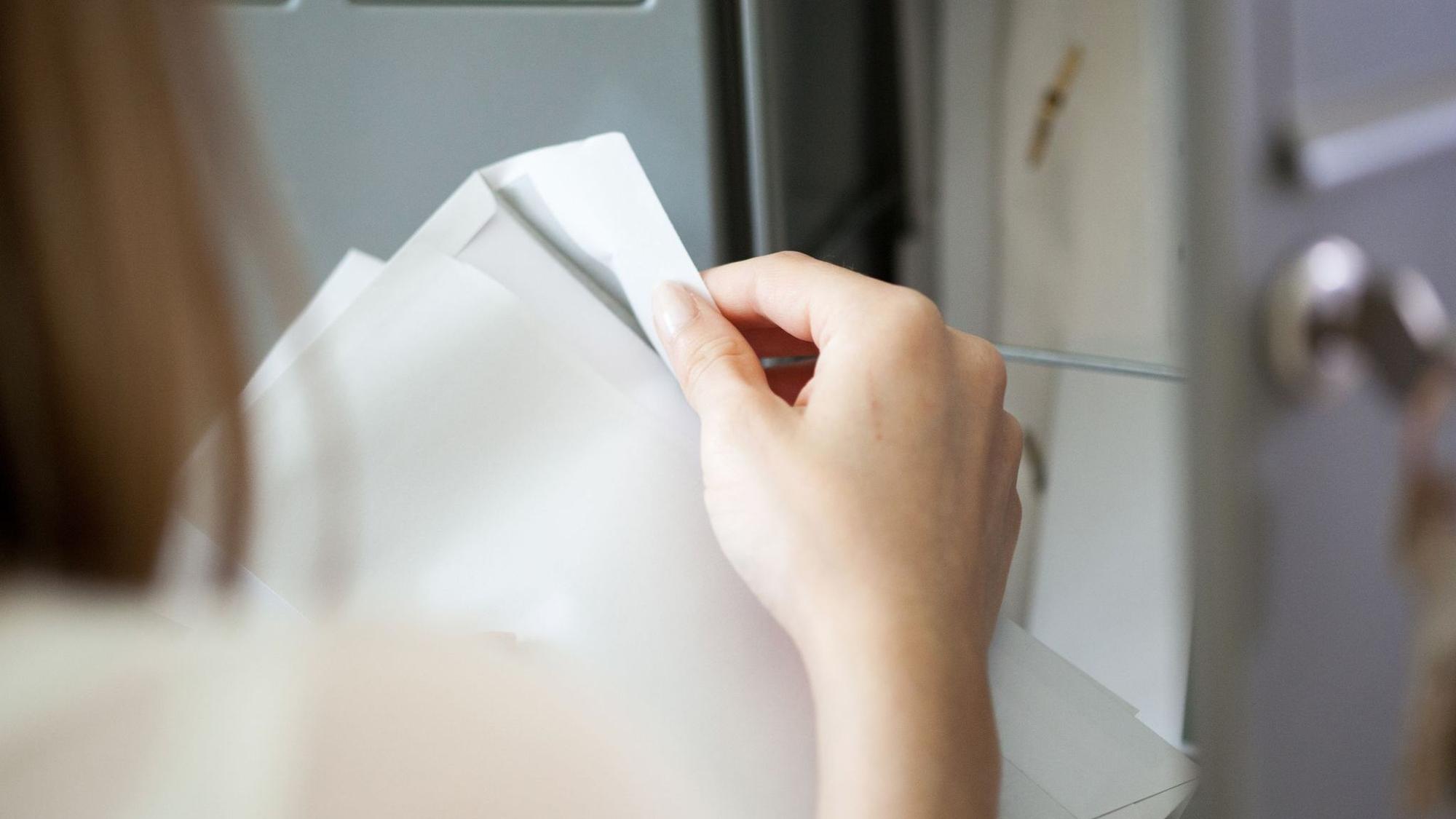 Bloß nicht ungeöffnet ablegen: Wer Post einfach ignoriert, läuft Gefahr entscheidende Informationen zu verpassen. Das kann zu unangenehmen finanziellen und rechtlichen Folgen führen.