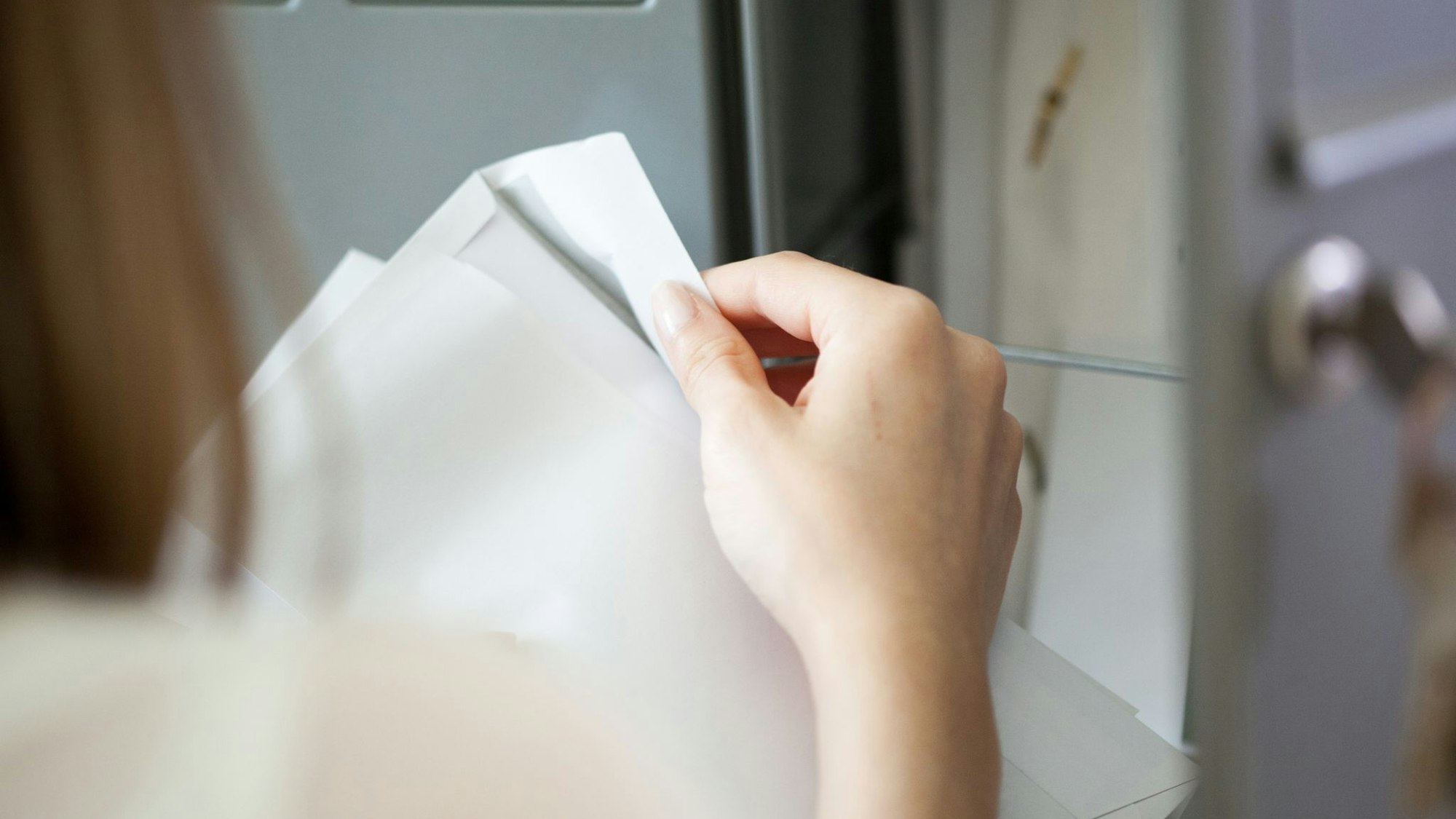 Bloß nicht ungeöffnet ablegen: Wer Post einfach ignoriert, läuft Gefahr entscheidende Informationen zu verpassen. Das kann zu unangenehmen finanziellen und rechtlichen Folgen führen.