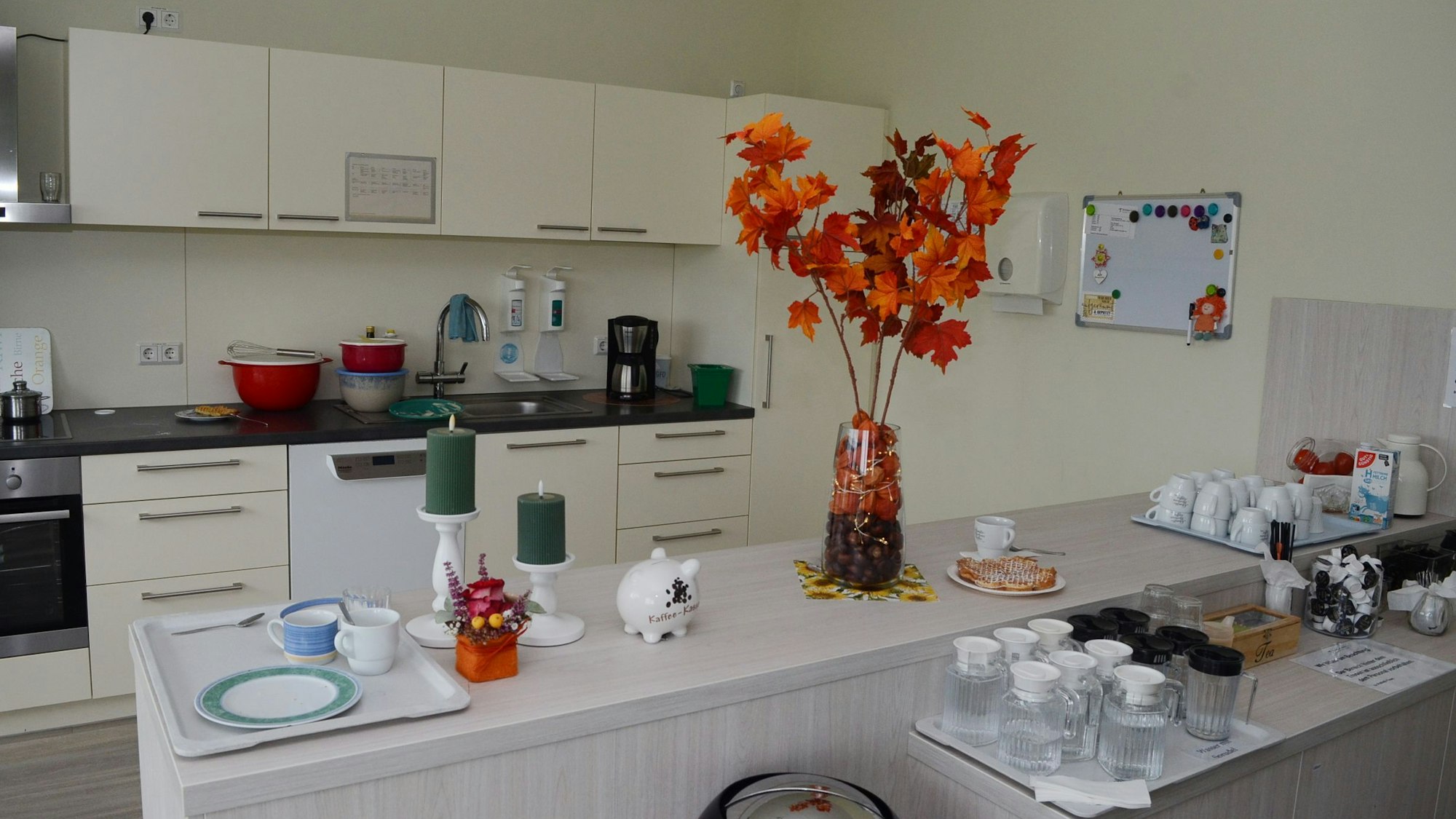 Eine herbstlich dekorierte Küche.