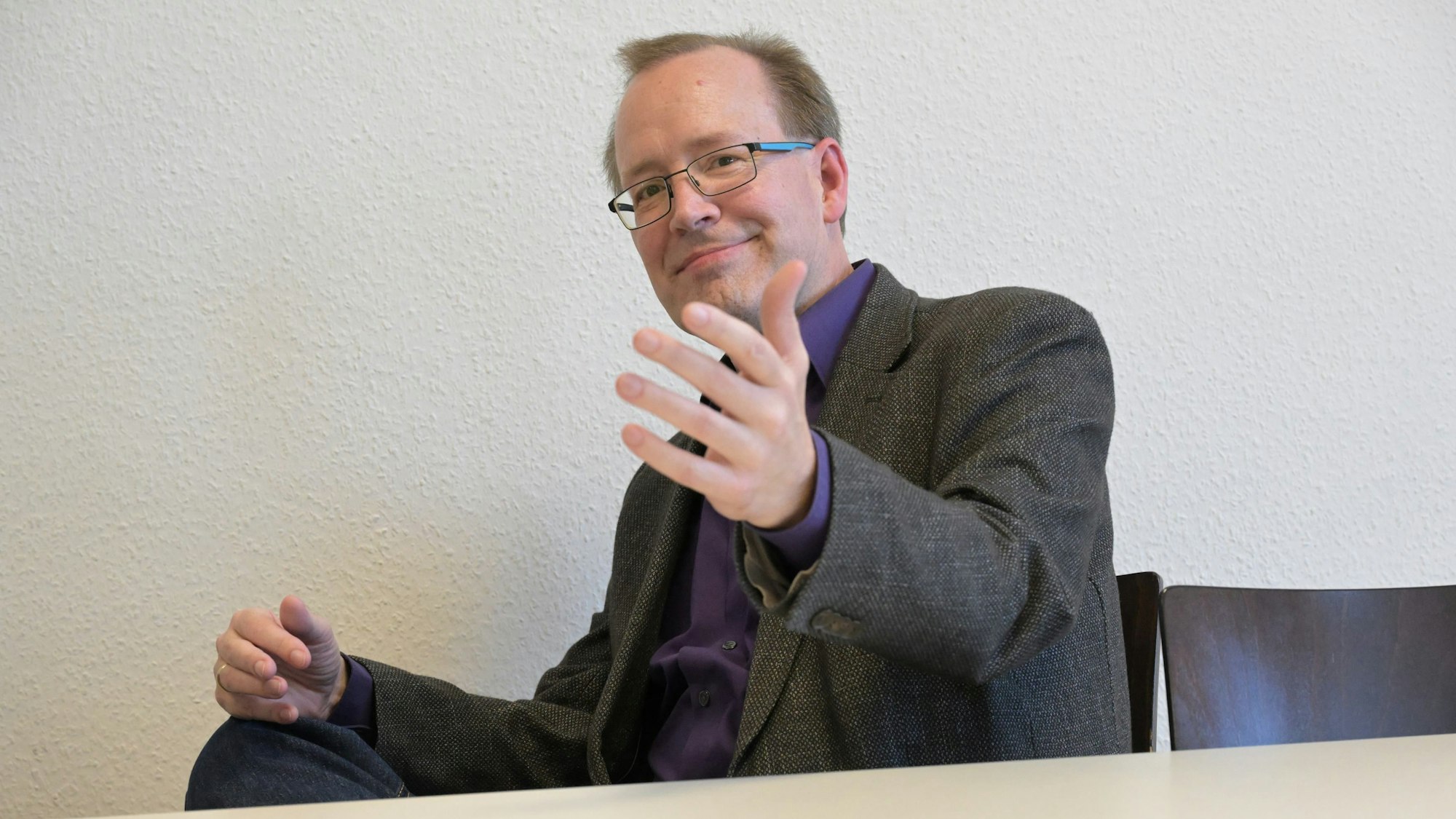 Hans Schlömer sitzt an einem Tisch.