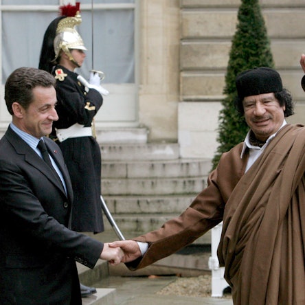 Paris: Nicolas Sarkozy (l), damaliger Staatspräsident von Frankreich, empfängt Muammar Gaddafi, dem damaligen Staatsoberhaupt von Libyen (Archivbild von 2007)