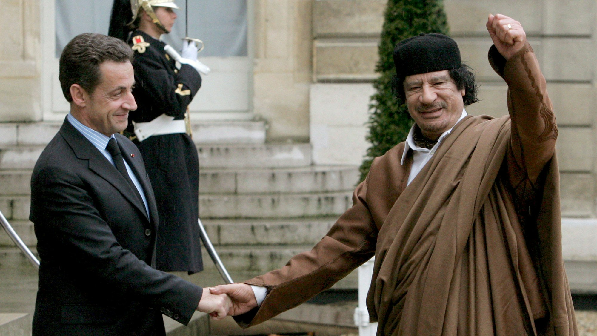 Paris: Nicolas Sarkozy (l), damaliger Staatspräsident von Frankreich, empfängt Muammar Gaddafi, dem damaligen Staatsoberhaupt von Libyen (Archivbild von 2007)