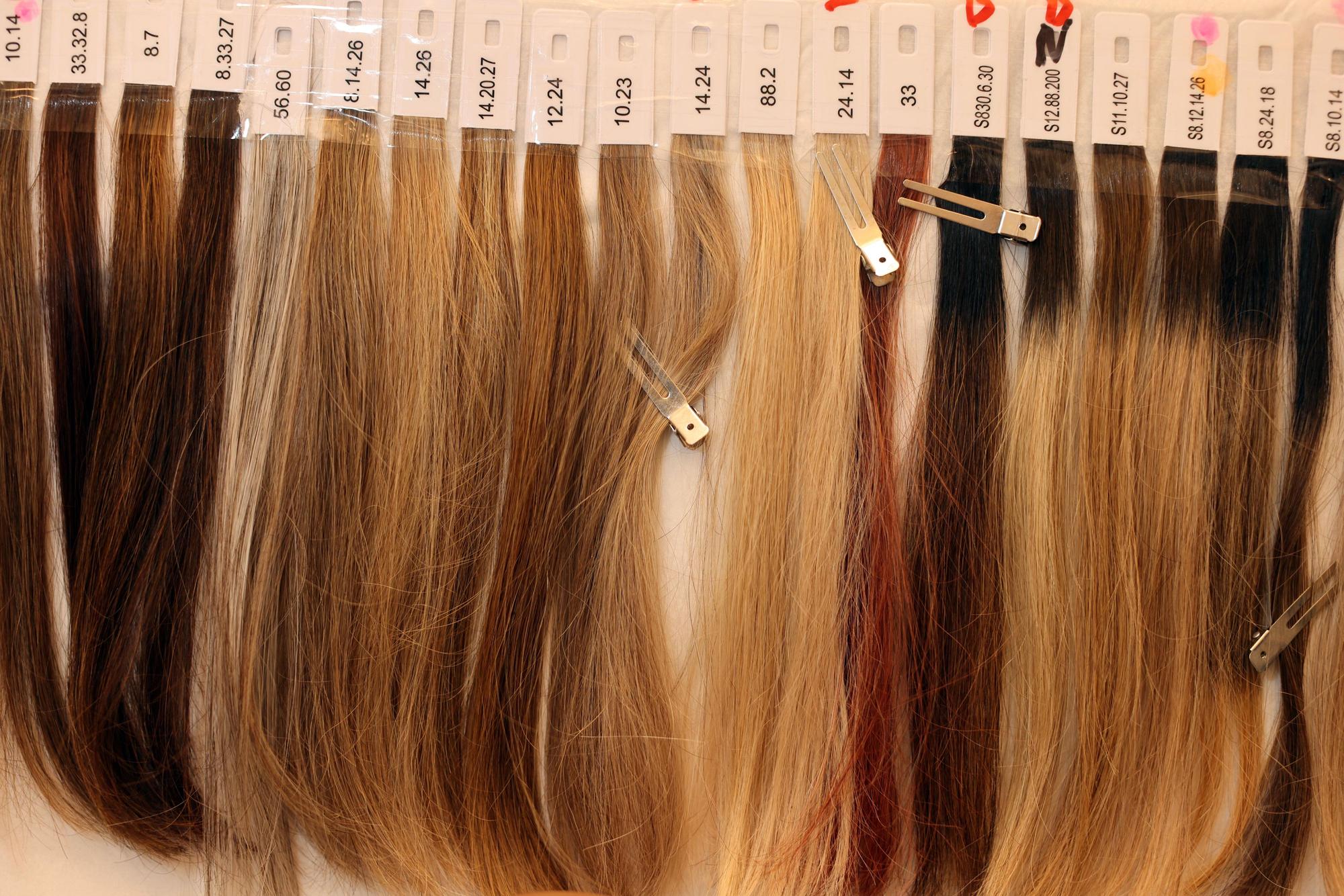 Die Haarproben im Perückenstudio.