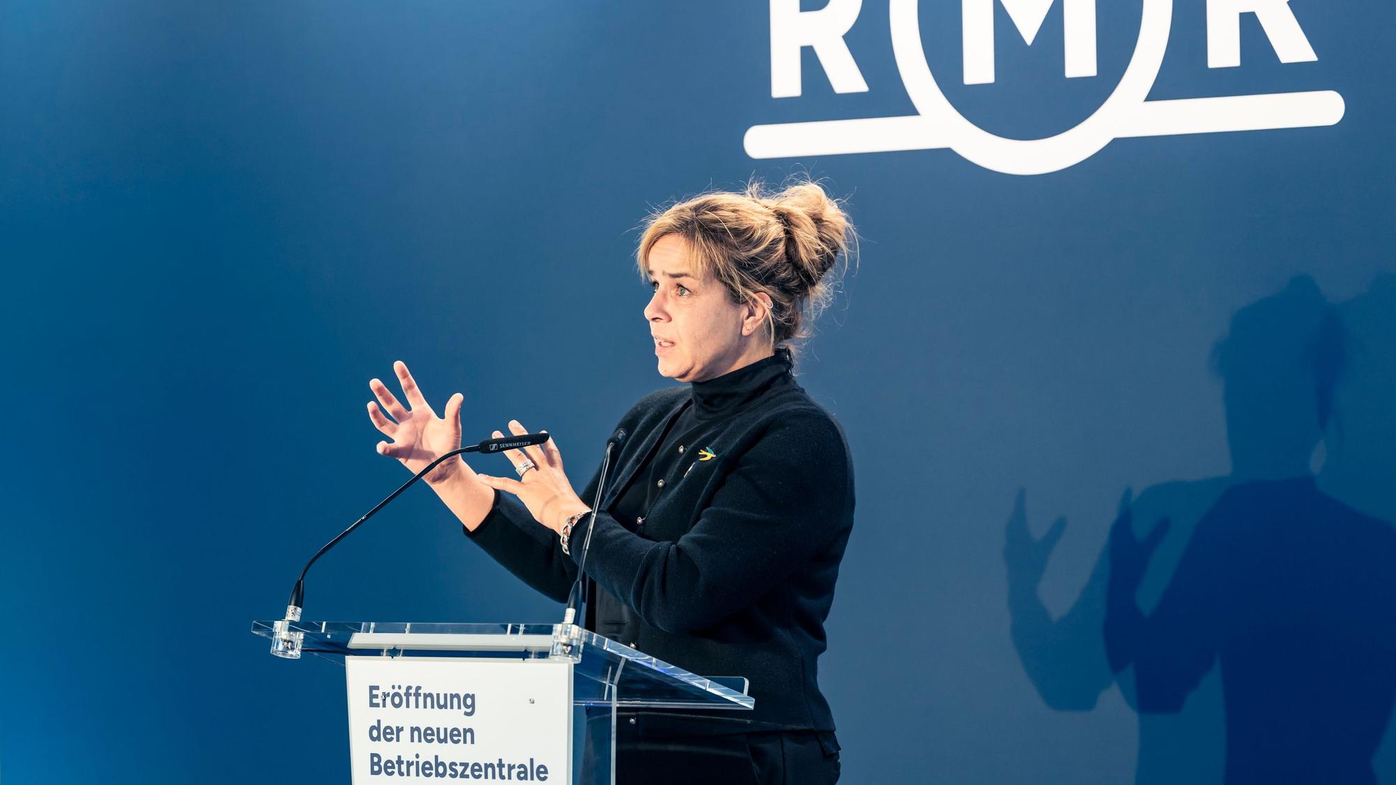NRW-Wirtschaftsministerin Mona Neubaur bei der Einweihung der renovierten RMR-Betriebszentrale in Köln-Godorf