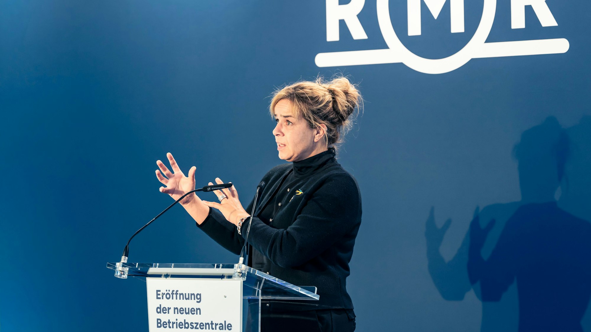NRW-Wirtschaftsministerin Mona Neubaur bei der Einweihung der renovierten RMR-Betriebszentrale in Köln-Godorf