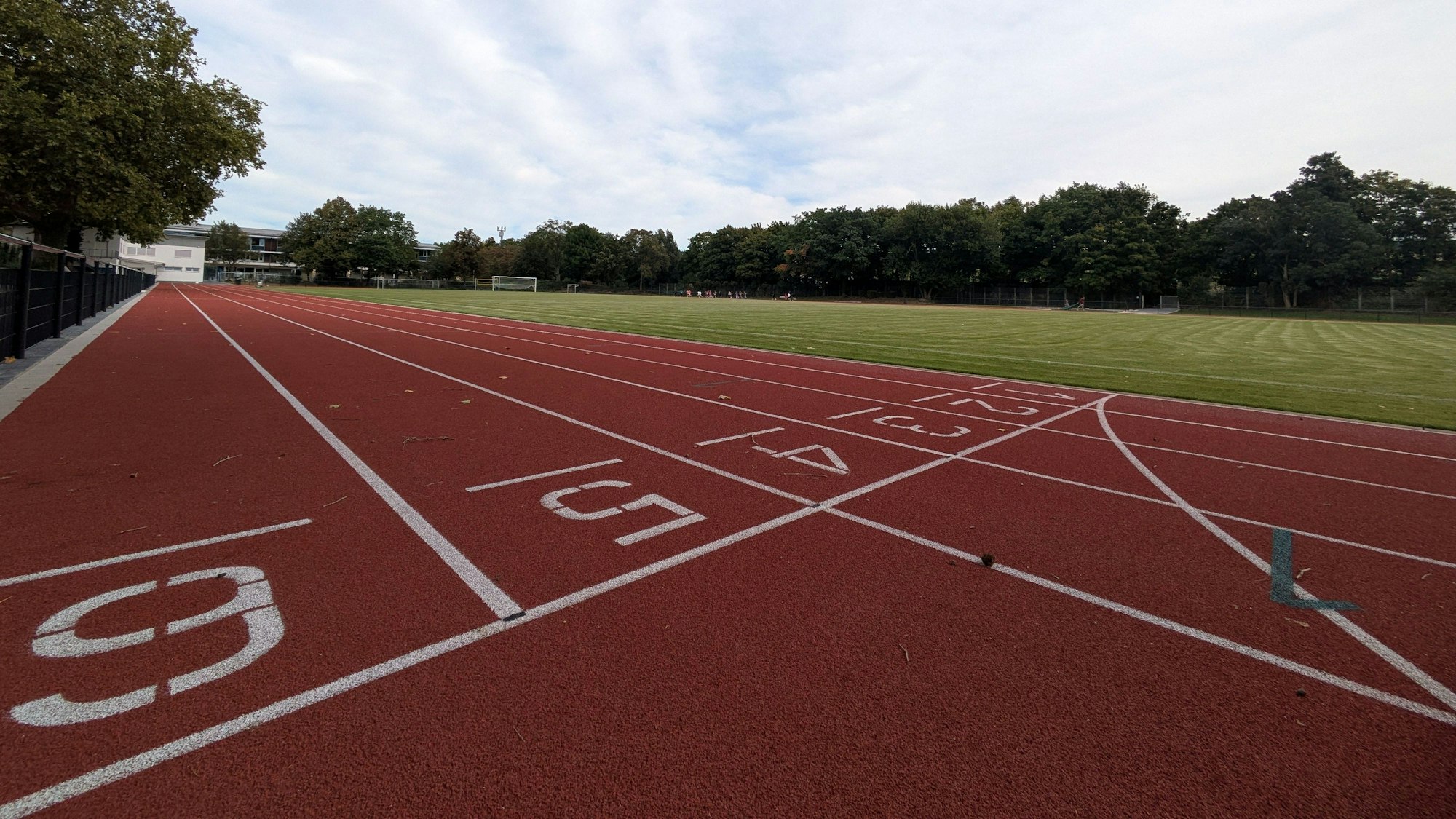 Blick auf de neuen Laufbahnen und den Rasenplatz im sanierten Franz-Franschläder-Stadion in Bornheim.