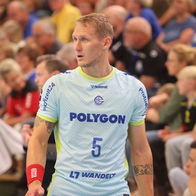 Tilen Kodrin wartet auf das Anspiel.