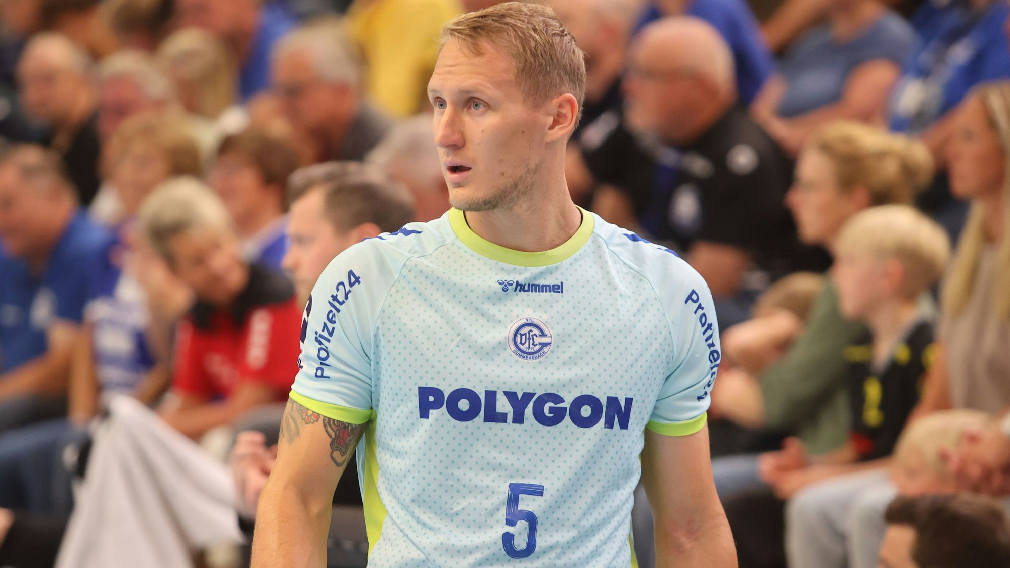 Tilen Kodrin wartet auf das Anspiel.