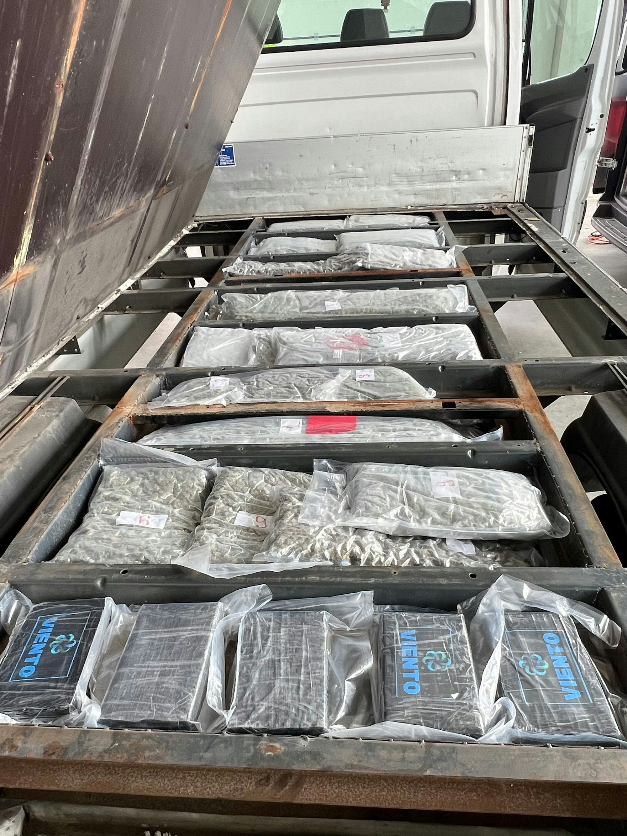 In einem Versteck in dem Glastransporter fanden die Ermittler Drogen im Wert von einer Million Euro.