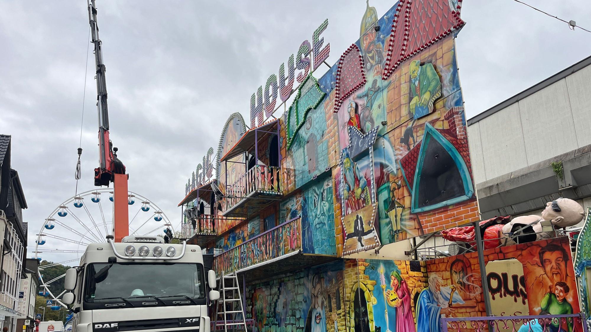 Der Aufbau der Eitorfer Kirmes beginnt am Dienstagabend, am Donnerstag herrscht reges Treiben, Chaos gibt es nicht. Für den Aufbau des „Magic house“ ist ein Kran notwendig.