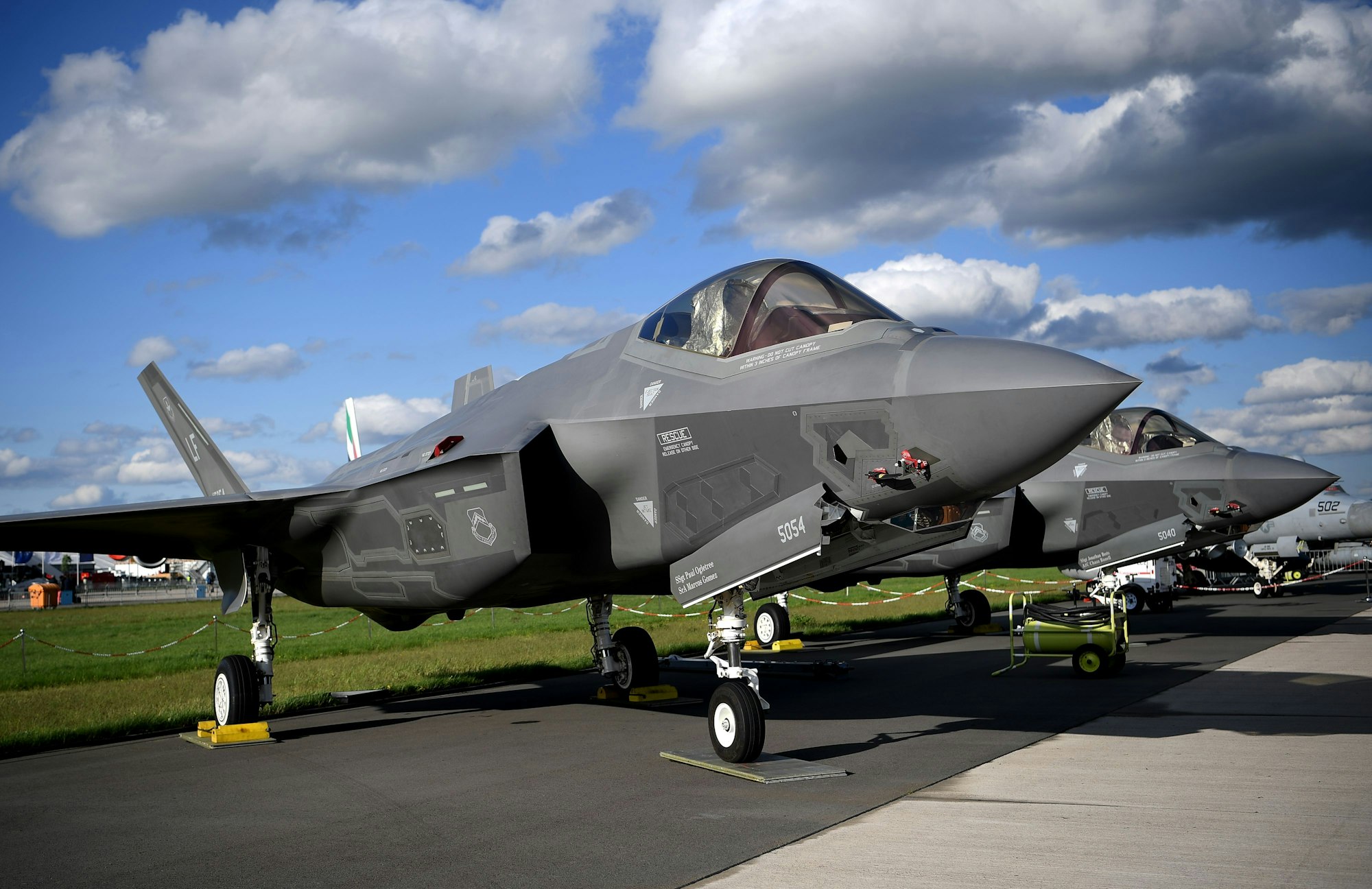 F-35 Tarnkappenjets der Rüstungsschmiede Lockheed Martin aus den USA mit einem Radargerät des Rüstungsunternehmens Hensoldt sind bei der Raumfahrtausstellung (ILA) ausgestellt.