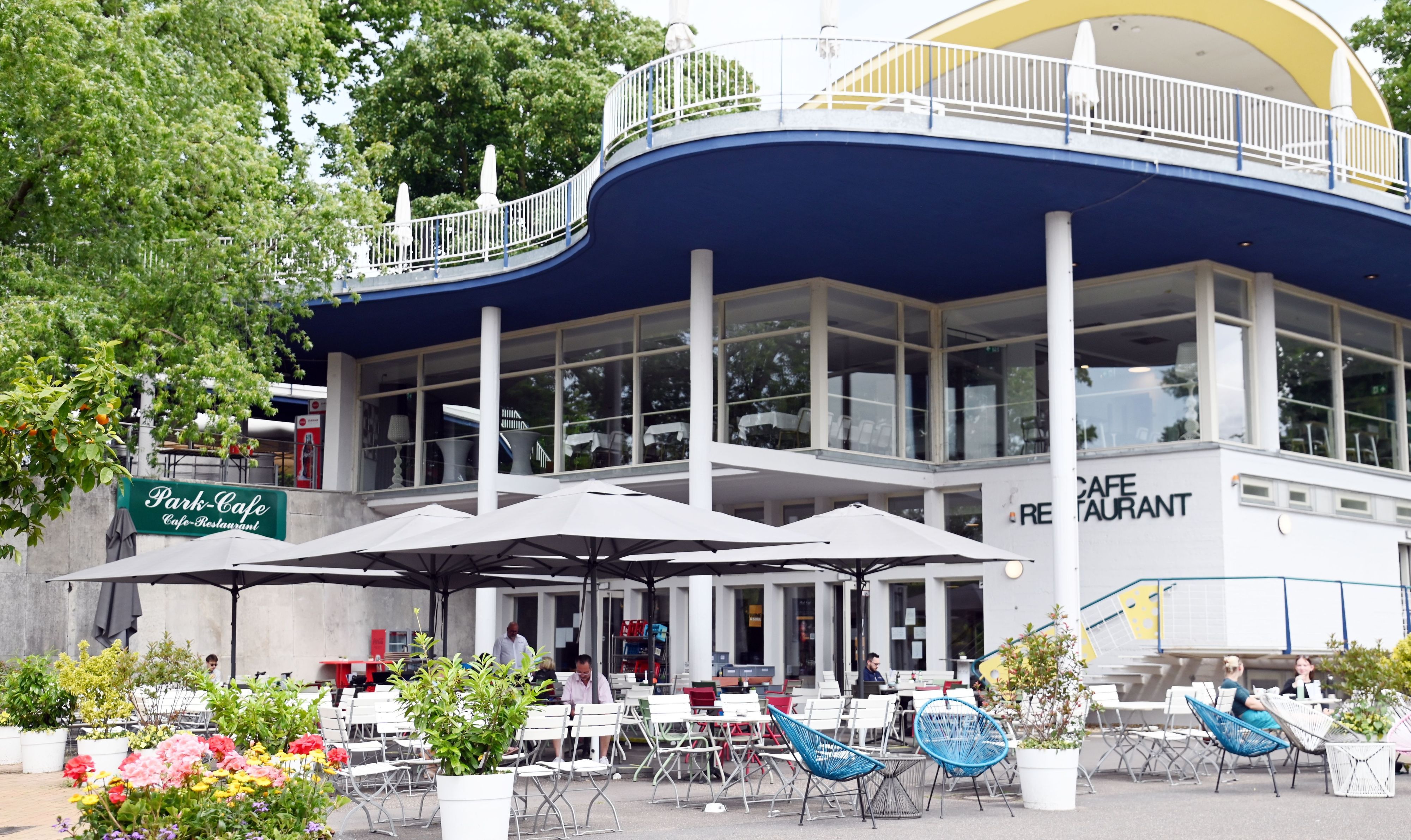 04.06.2025 Köln. Drei Weltkriegsbomben wurden in Deutz gefunden. Es gibt eine großräumige Evakuierung. Das Park Cafe im Rheinpark. Foto: Alexander Schwaiger