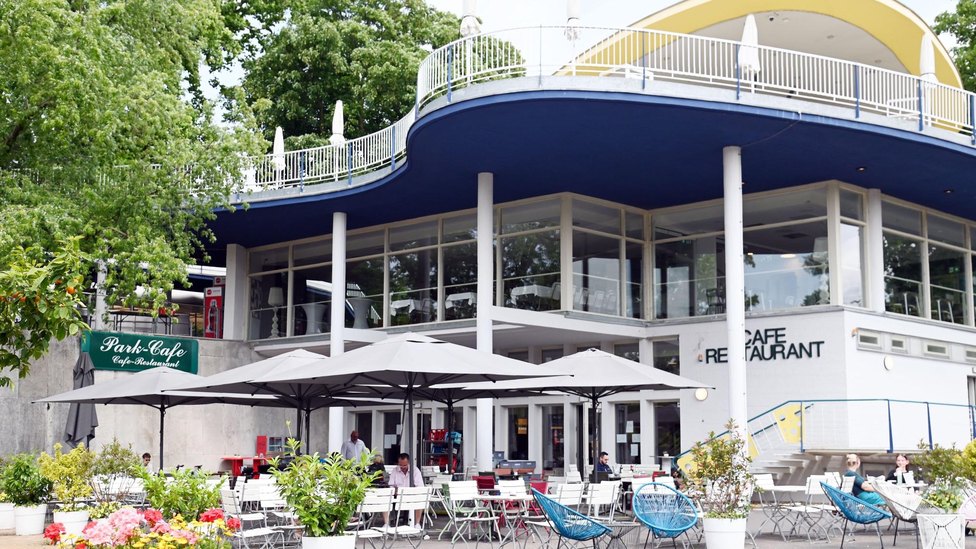 04.06.2025 Köln. Drei Weltkriegsbomben wurden in Deutz gefunden. Es gibt eine großräumige Evakuierung. Das Park Cafe im Rheinpark. Foto: Alexander Schwaiger