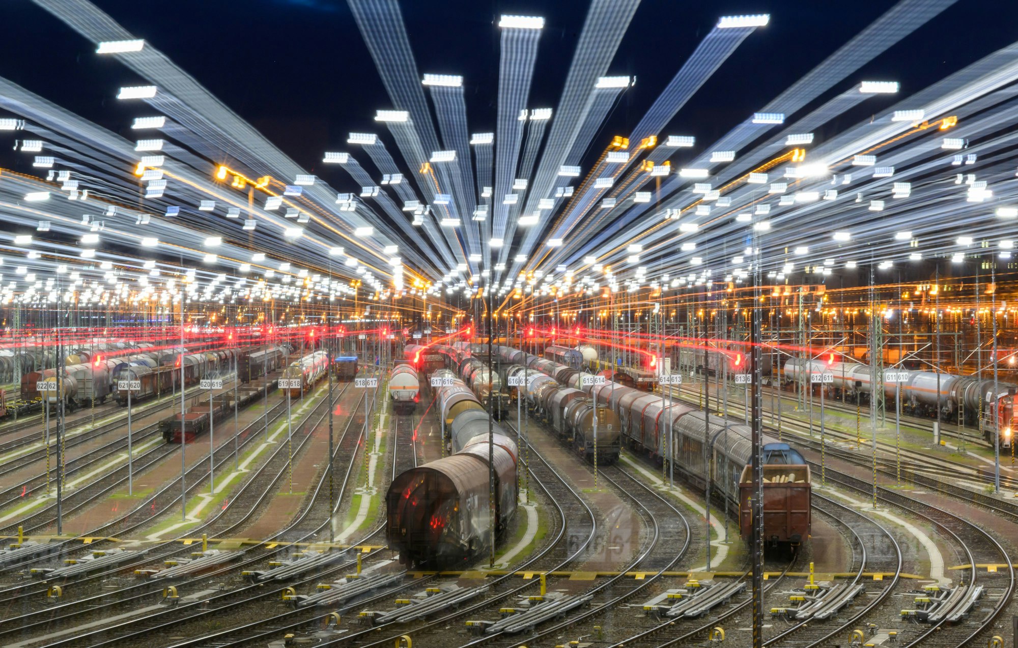 Güterwaggons stehen auf der Zugbildungsanlage im Rangierbahnhof Halle/Saale (Aufnahme mit Zoomeffekt).